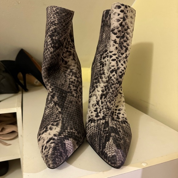 FashionNova ankle boots. Worn once, size 7. - Picture 3 of 3